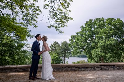 decordova museum weddings 1st look kiss