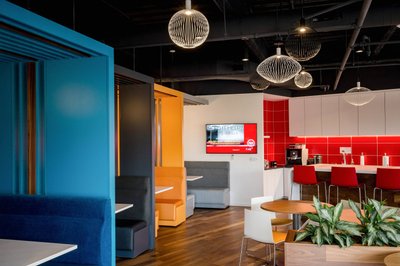 Creative lounge & breakout space in modern office design