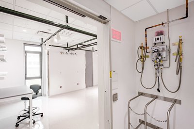 Cleanroom lab design with utility hookups