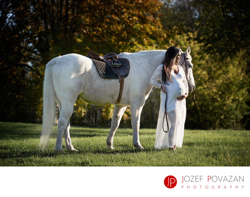 Pregnancy adventure portrait lifestyle shoot with horse
