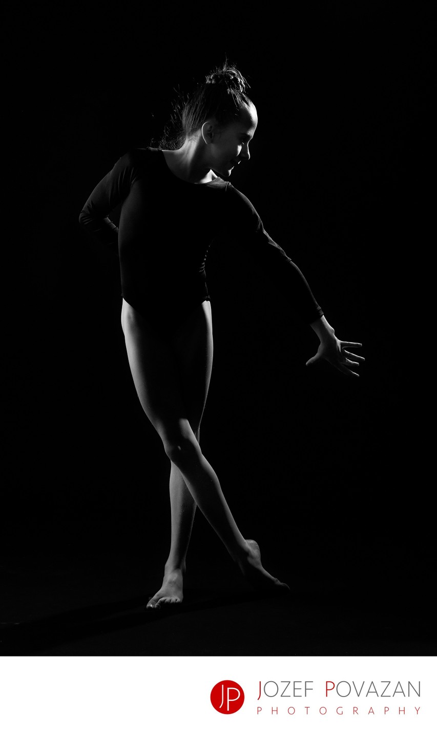 How to create modern - dramatic dancer studio portraits
