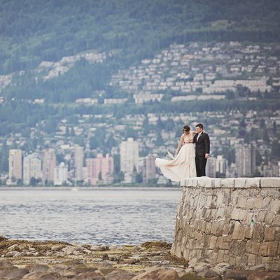 Romantic Stanley park sea wall bride groom pictures