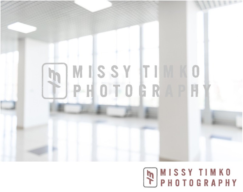 Blurred defocused bokeh background of exhibition hall or convention center hallway. Business trade show modern white interior architecture. Abstract blur modern business office background