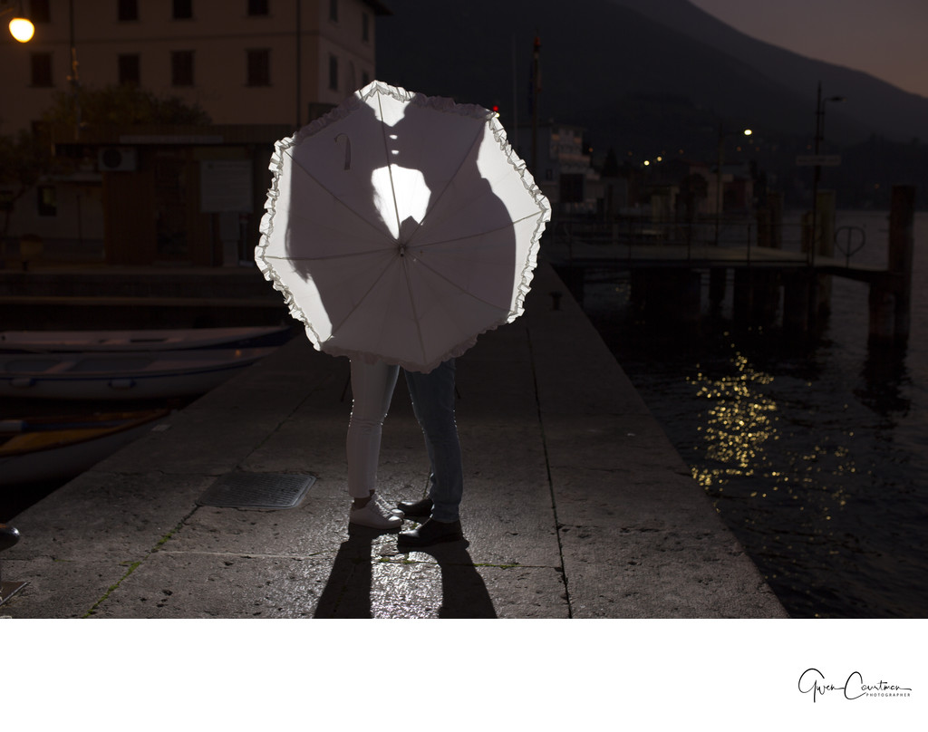 Engagement Session on Lake Garda with an Umbrella