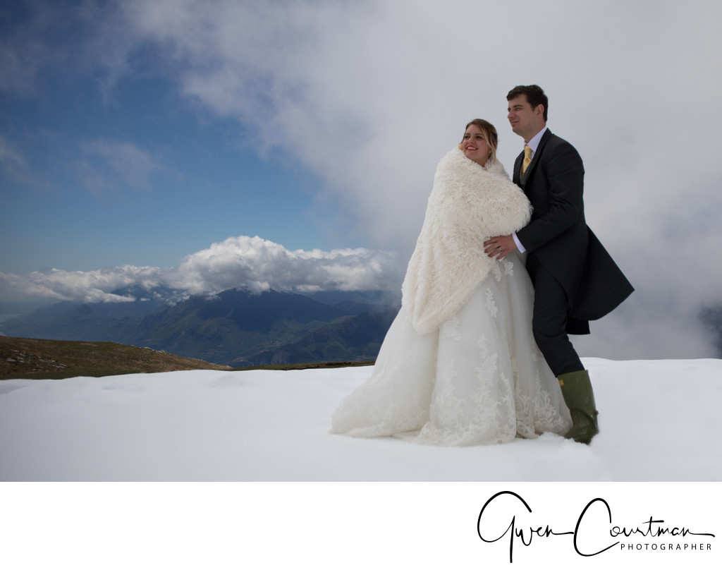 Trash the dress, Bride and groom in the snow, Italy