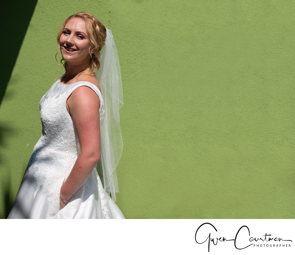 Bride by a green wall, Malcesine