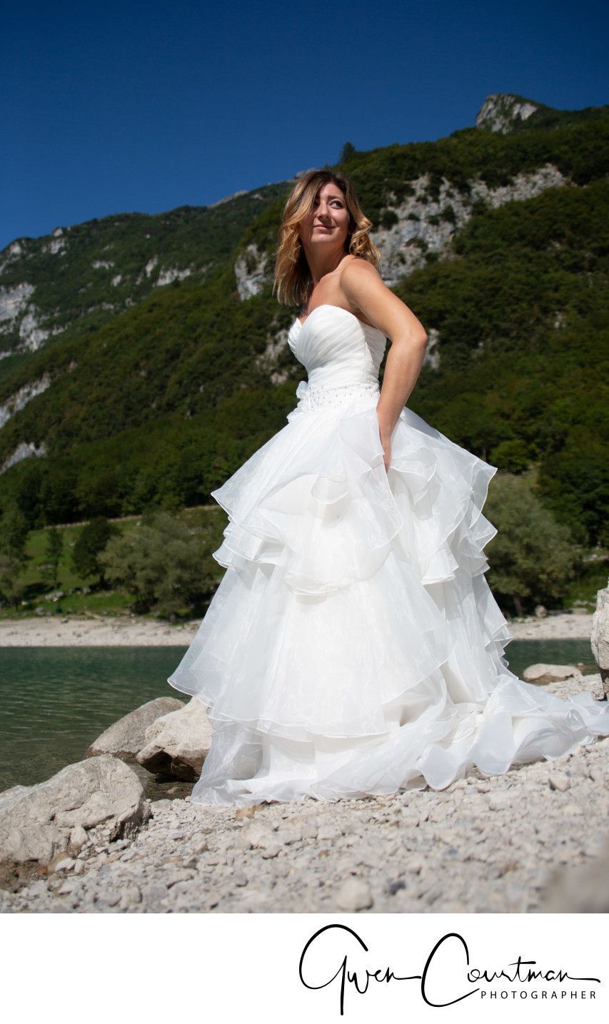 Bride on the rocks, Wedding photos in Italy.