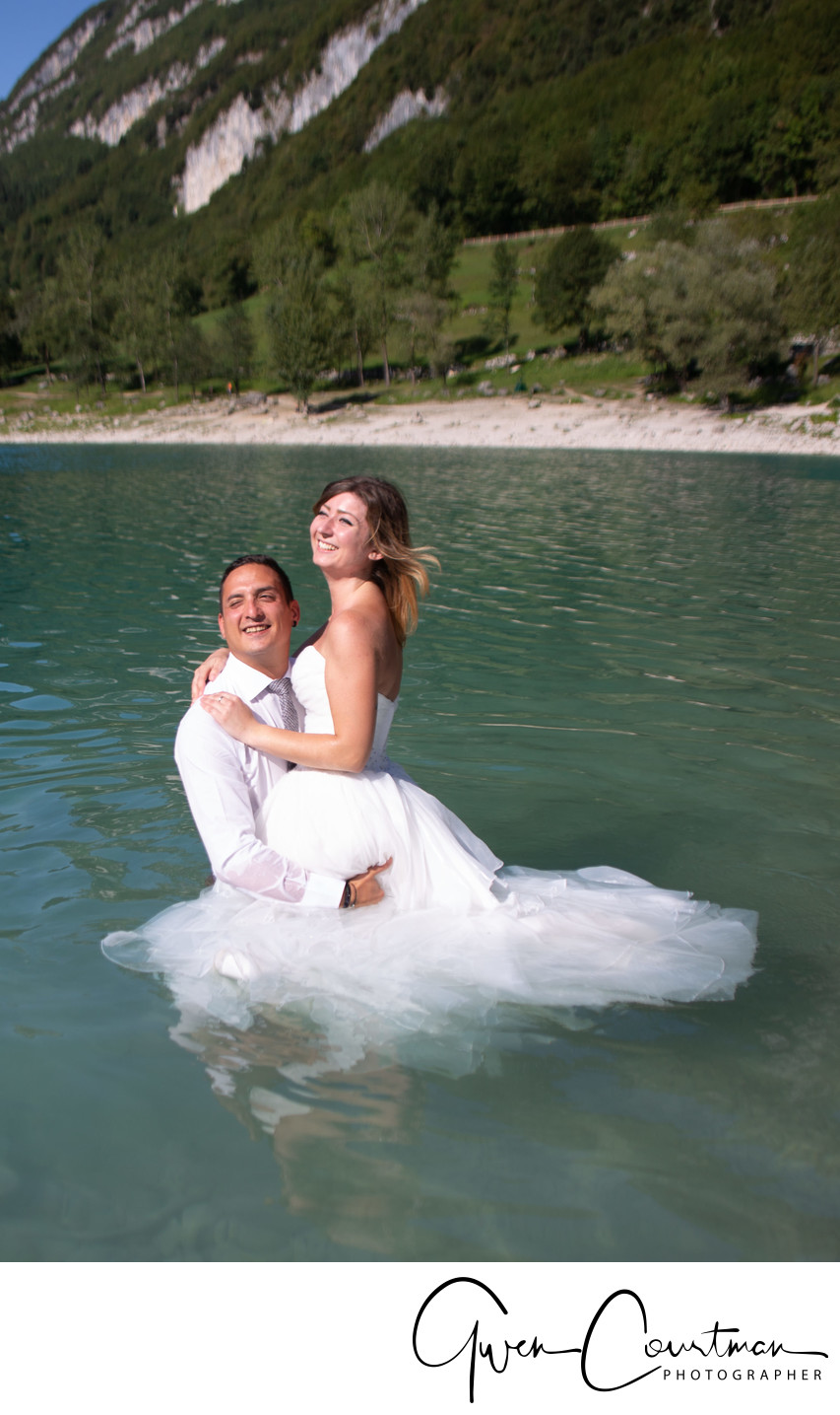 Fun Drown the gown photos in Italy, in the water
