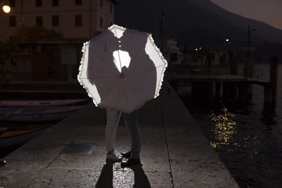 Engagement Session on Lake Garda with an Umbrella