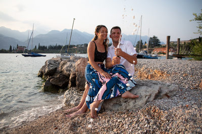Bubbles . Engagement photography on Lake Garda