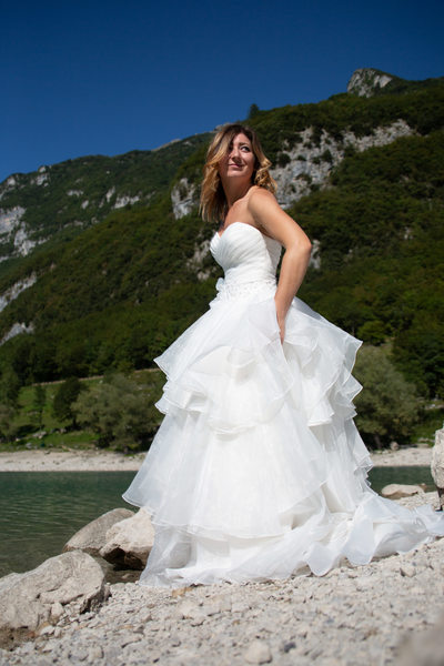 Bride on the rocks, Wedding photos in Italy.