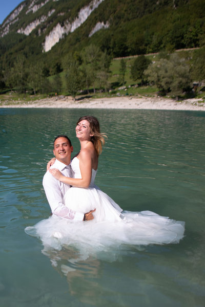 Fun Drown the gown photos in Italy, in the water