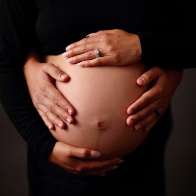 Artistic maternity photos. Belly with hands