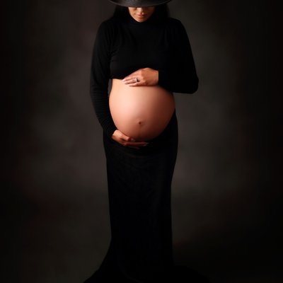Artistic maternity portrait in hat