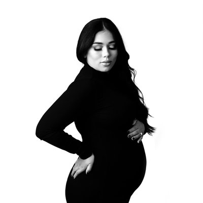 B&W Maternity photography in the studio