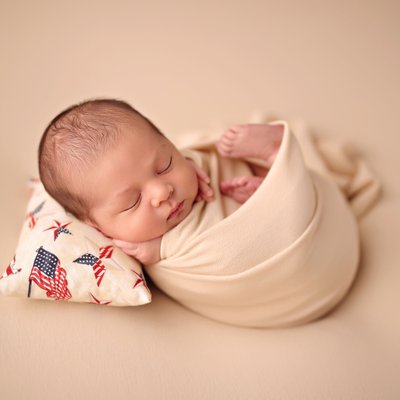 new baby photos, baby on 4th of July pillow
