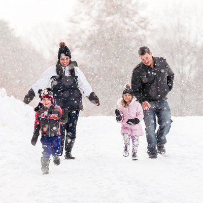 winter family photos in toronto