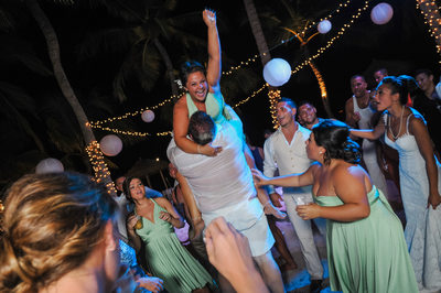 wedding party dancing hands up dama de honor bailando
