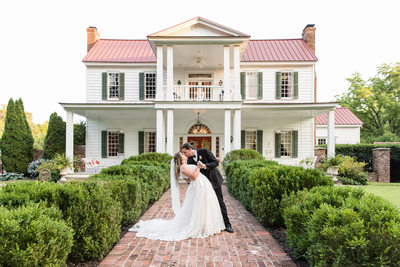 Memphis Wedding Photographer Heartwood Hall House Kiss