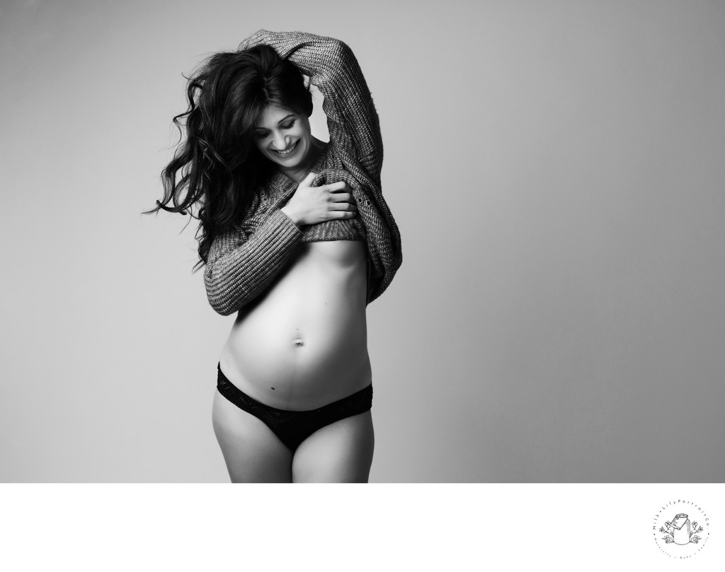 beautiful black and white maternity photo shoot