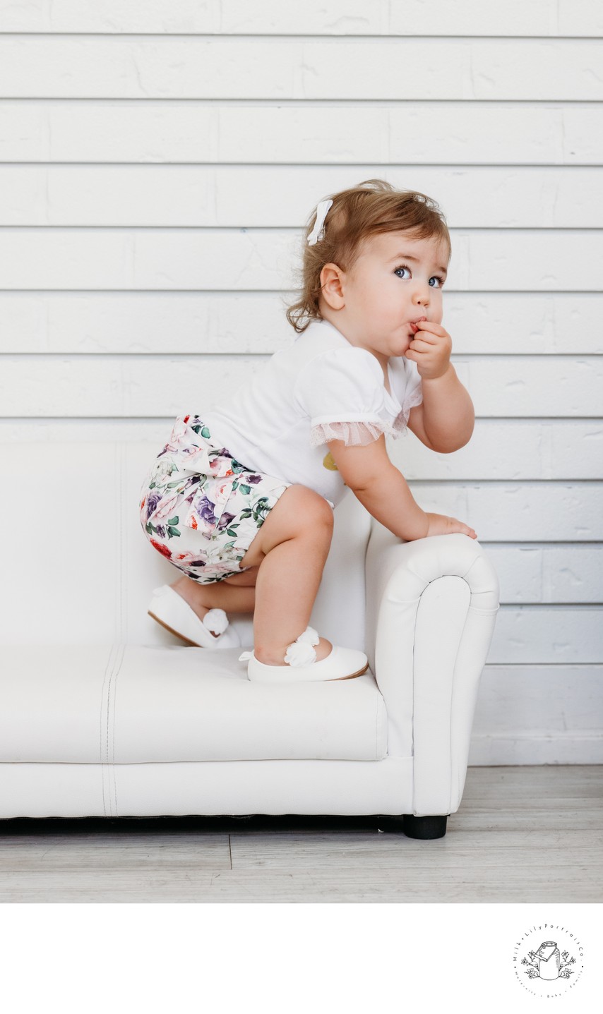 Cake smash session on white kid's couch