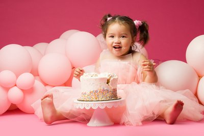 Pink balloons backdrop cake