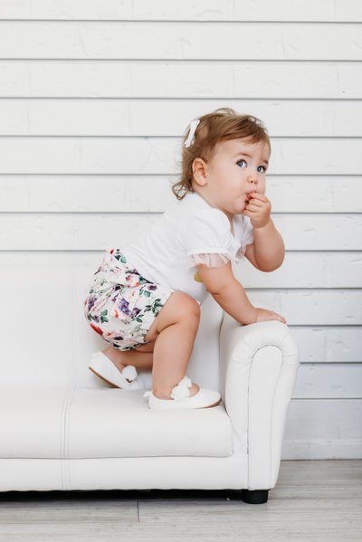 Cake smash session on white kid's couch