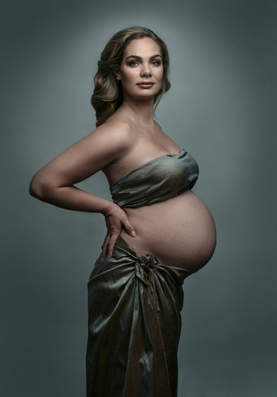 Extraordinary Amsterdam Maternity Portrait Photographer