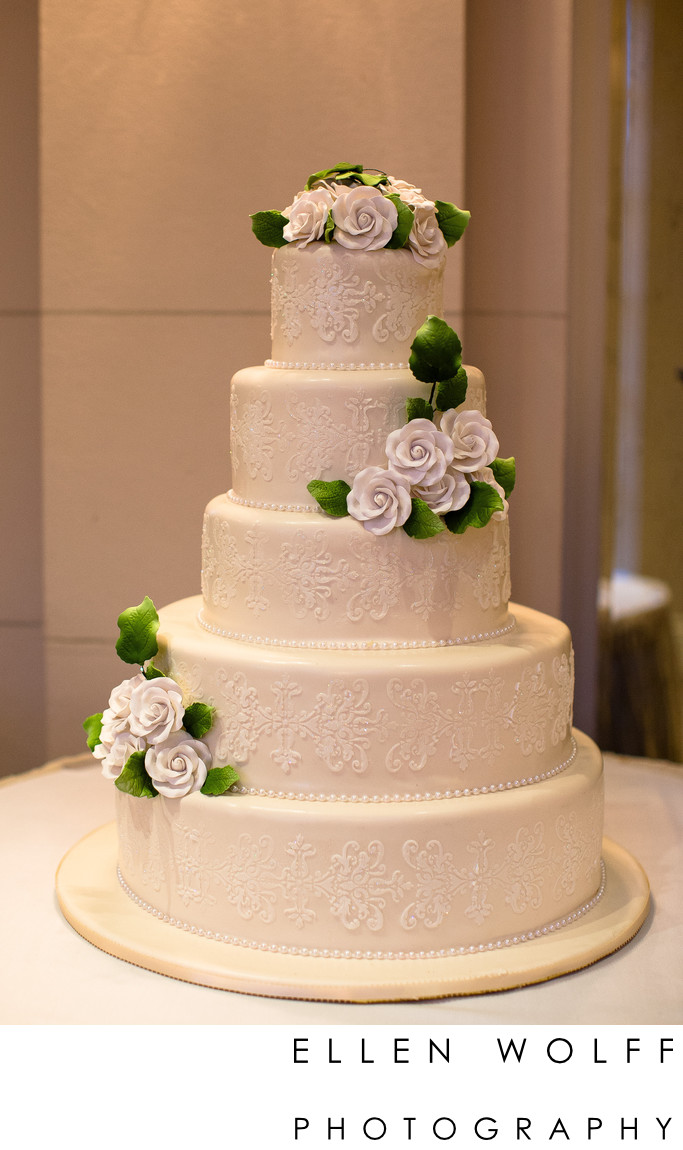 Wedding cake at The Muttontown Club Ellen Wolff Photography