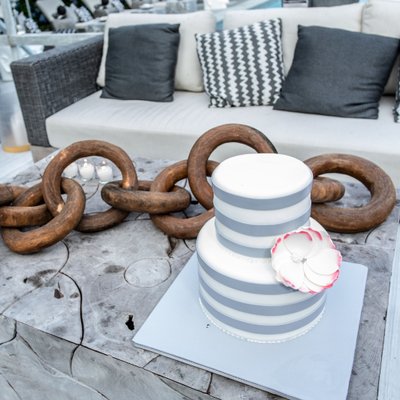 Hamptons Wedding cake presentation with oversized chain