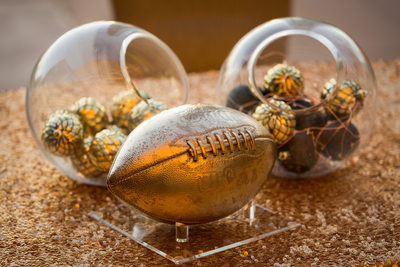 Creative Gold Holiday Centerpieces