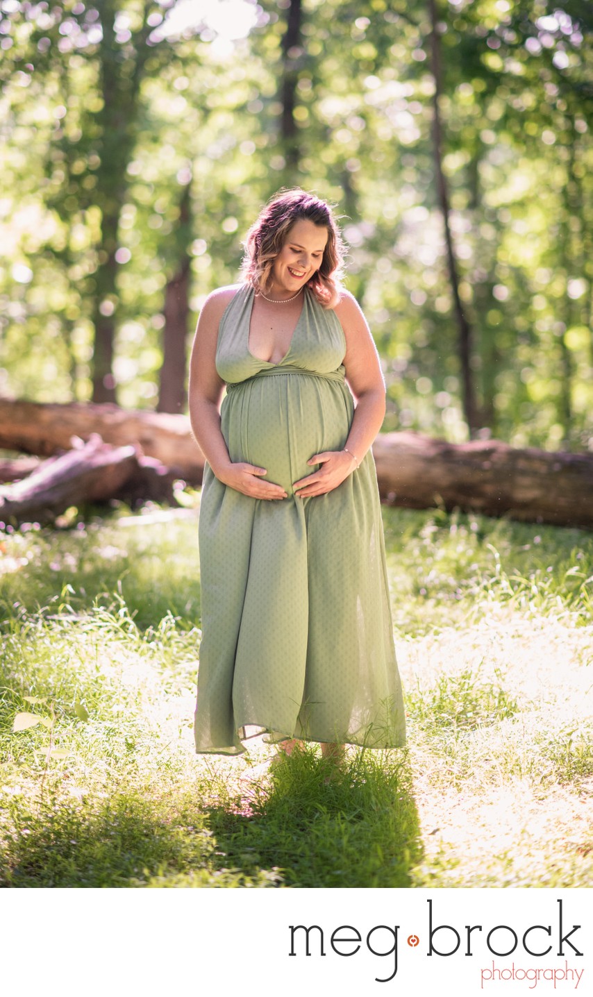A mom-to-be poses for a summer maternity portrait. 