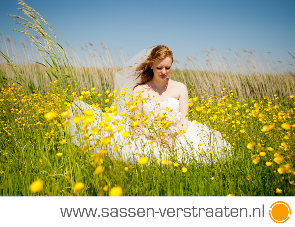 bruid in een veld van boterbloemen
