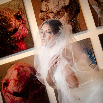 bruid in een art gallery