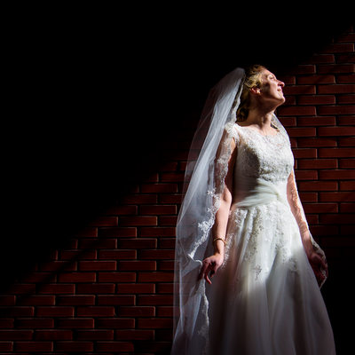 bruid en een streep zonlicht