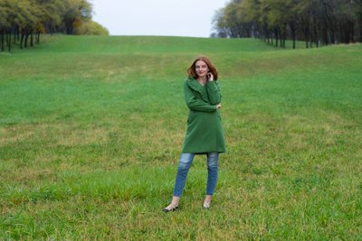 Using backgrounds with complimentary colors matching your subjects senior portraits wardrobe