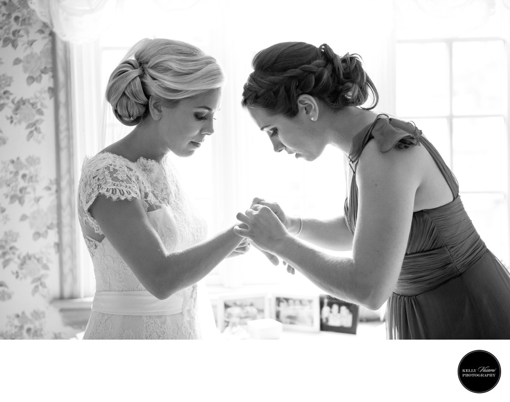 Maid of Honor | black and white getting ready photos
