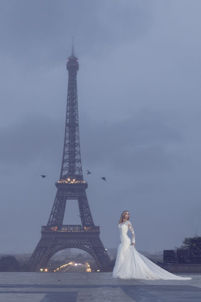 Bride poses in front of Eiffel Tower