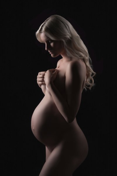 Low Key Nude Maternity Portraits in Studio