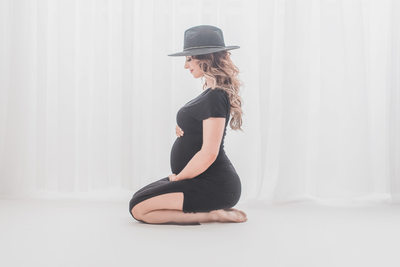 best buffalo maternity photographer black dress with hat