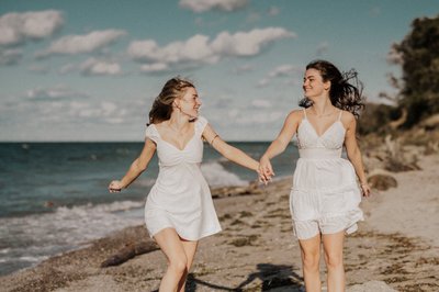 Best Friends Senior Photos at Fort Niagara Beach