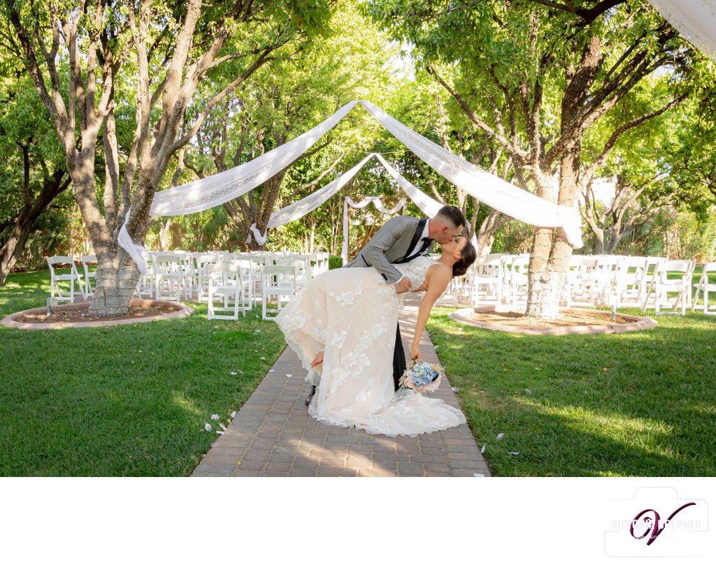 Wedding Couple Kiss Las Vegas The Grove