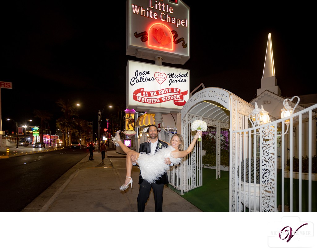 A litte White Chapel Las Vegas Elopement Wedding Pics