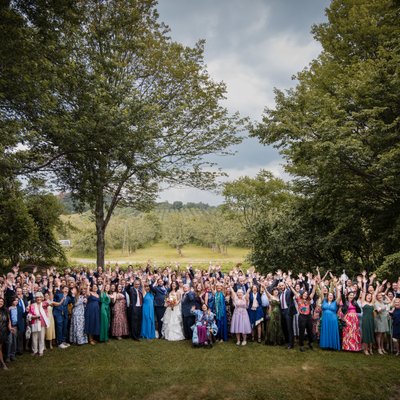 group photo of all guests liberty view farm highland wedding
