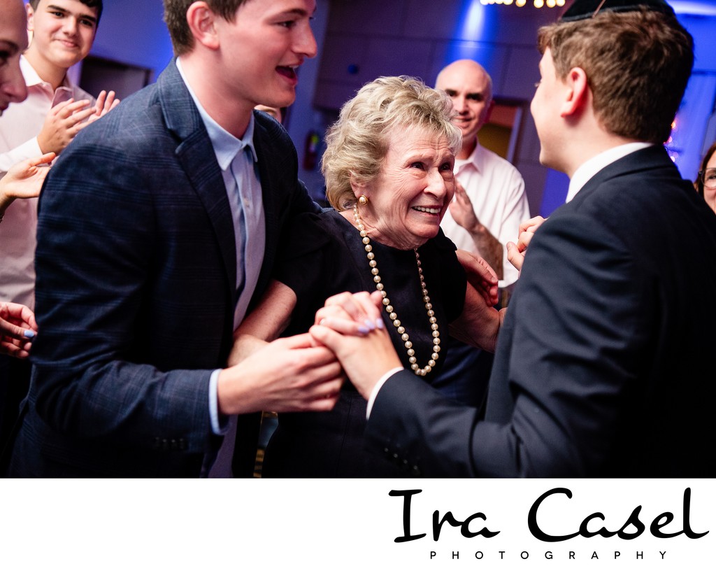 Bar Mitzvah Photographer Who Captures Everyone