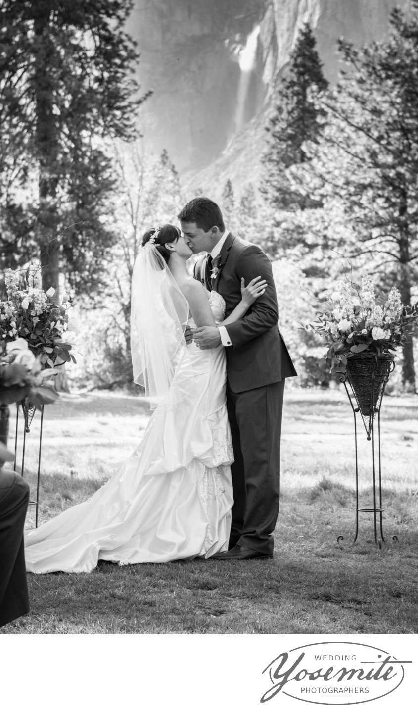 Yosemite Wedding Photography: Elegant Nature-Set Ceremony with Bride and Groom