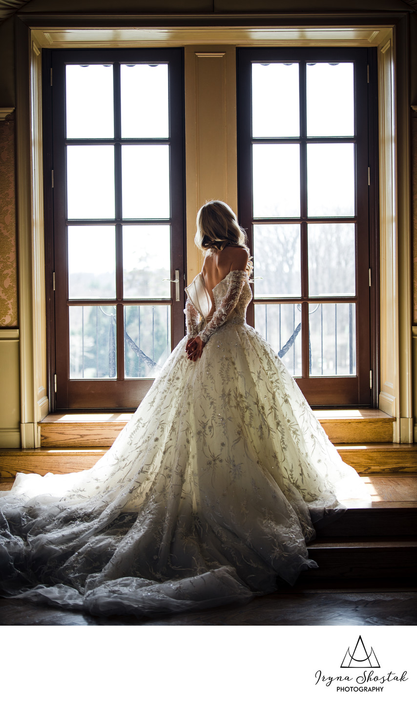 Bridal getting ready portraits at Oheka Castle