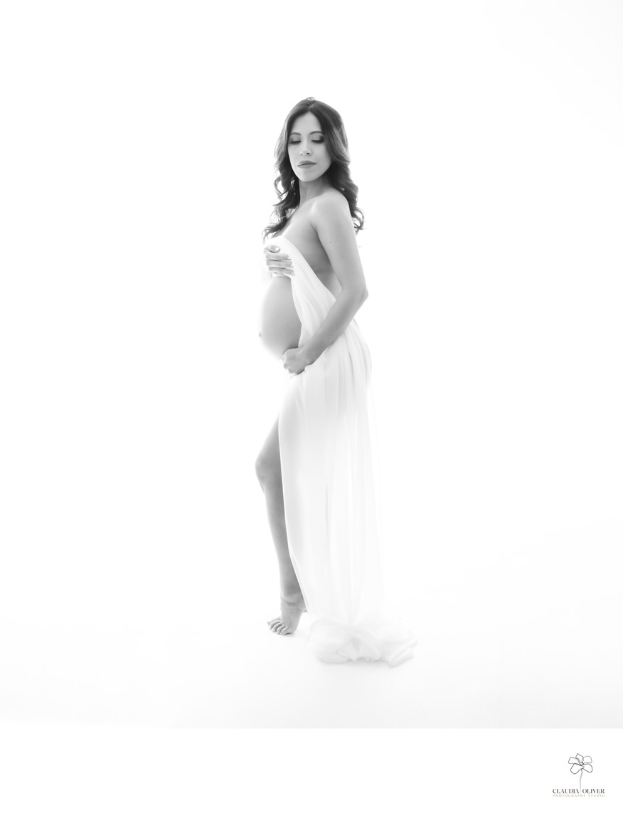 BLACK AND WHITE MATERNITY PHOTOS
