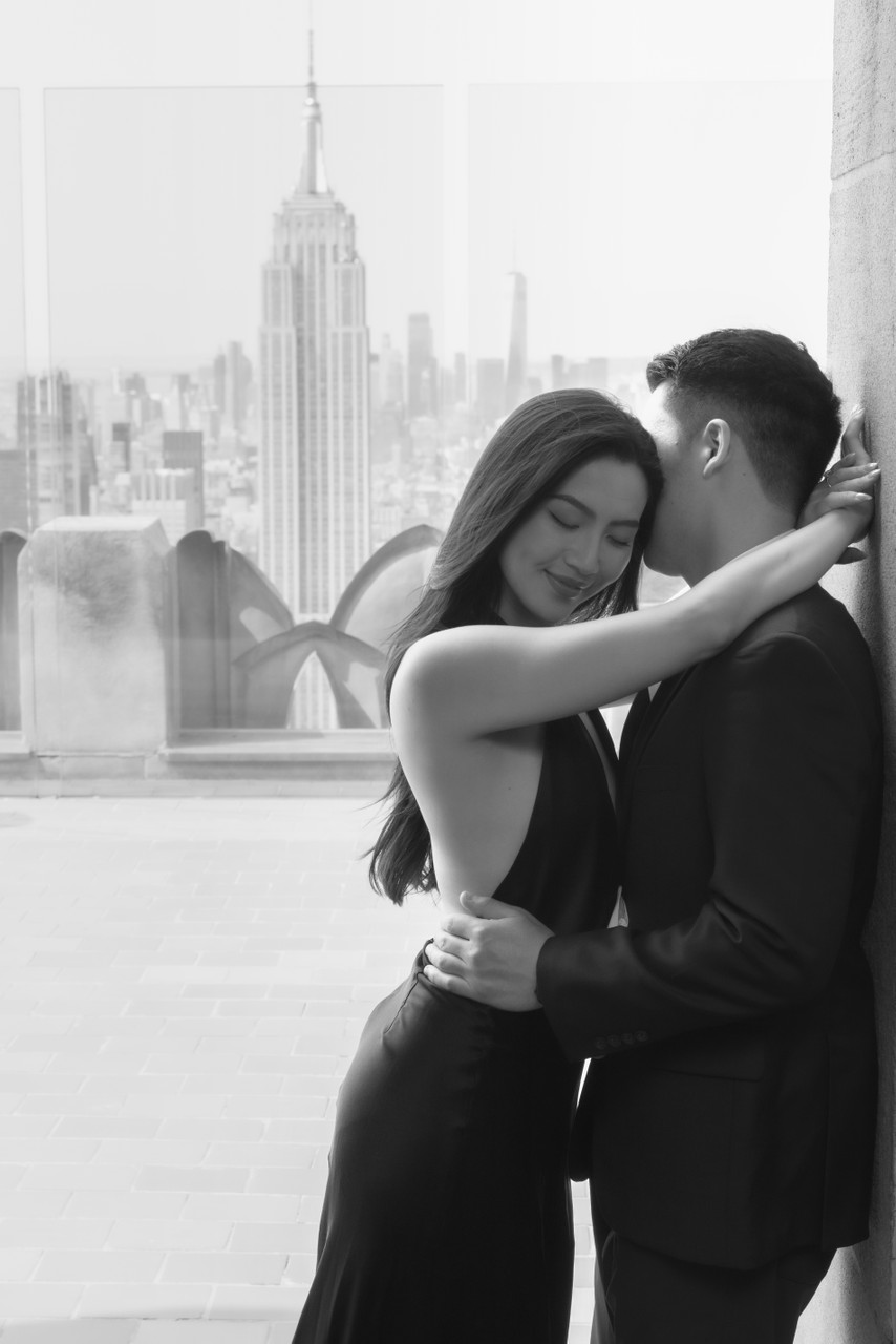 Engagement photographer New York City: Top of the Rock