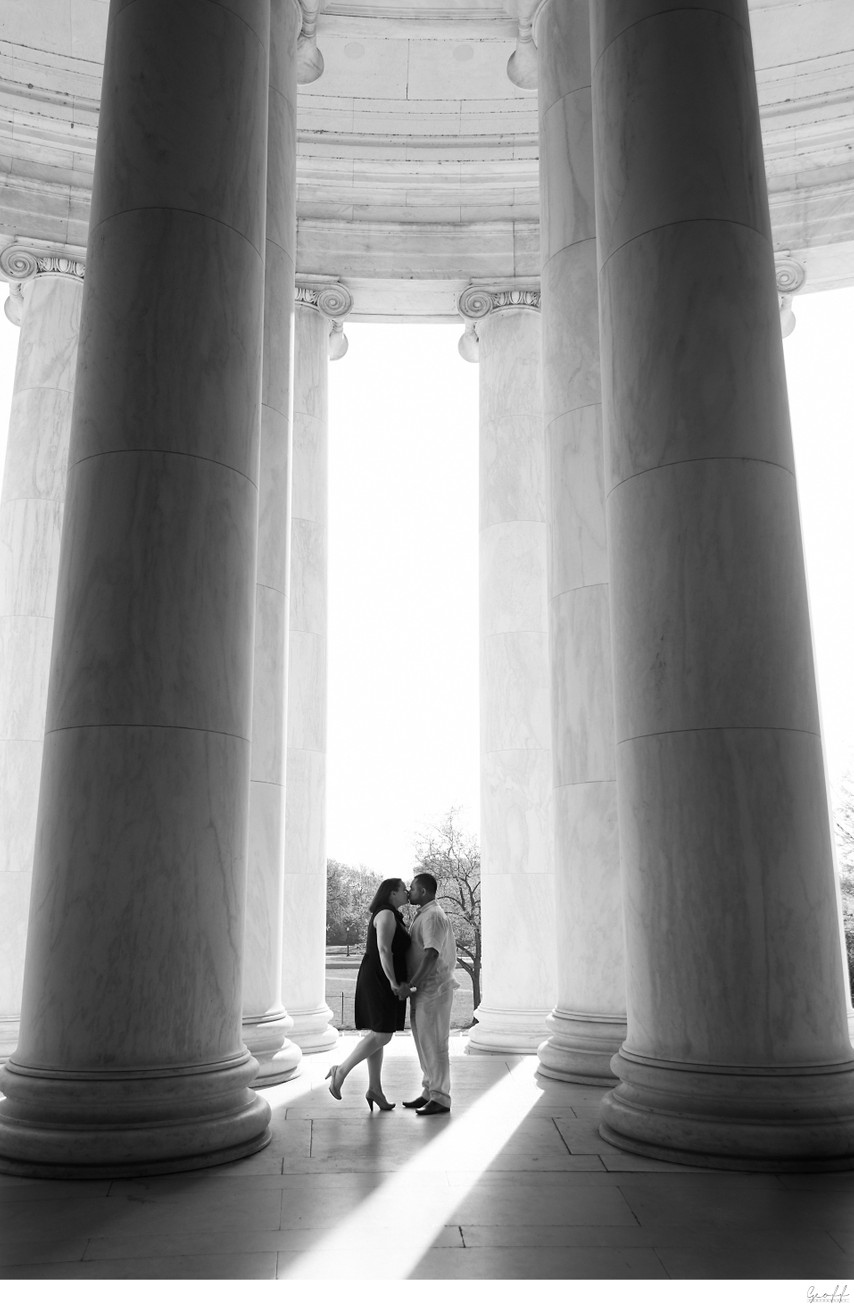 Engagement photo in Thomas Jefferson Monument 